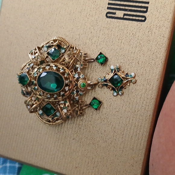 Vintage Jewelry - Vintage Gold-Tone Brooch with Emerald Green Stones